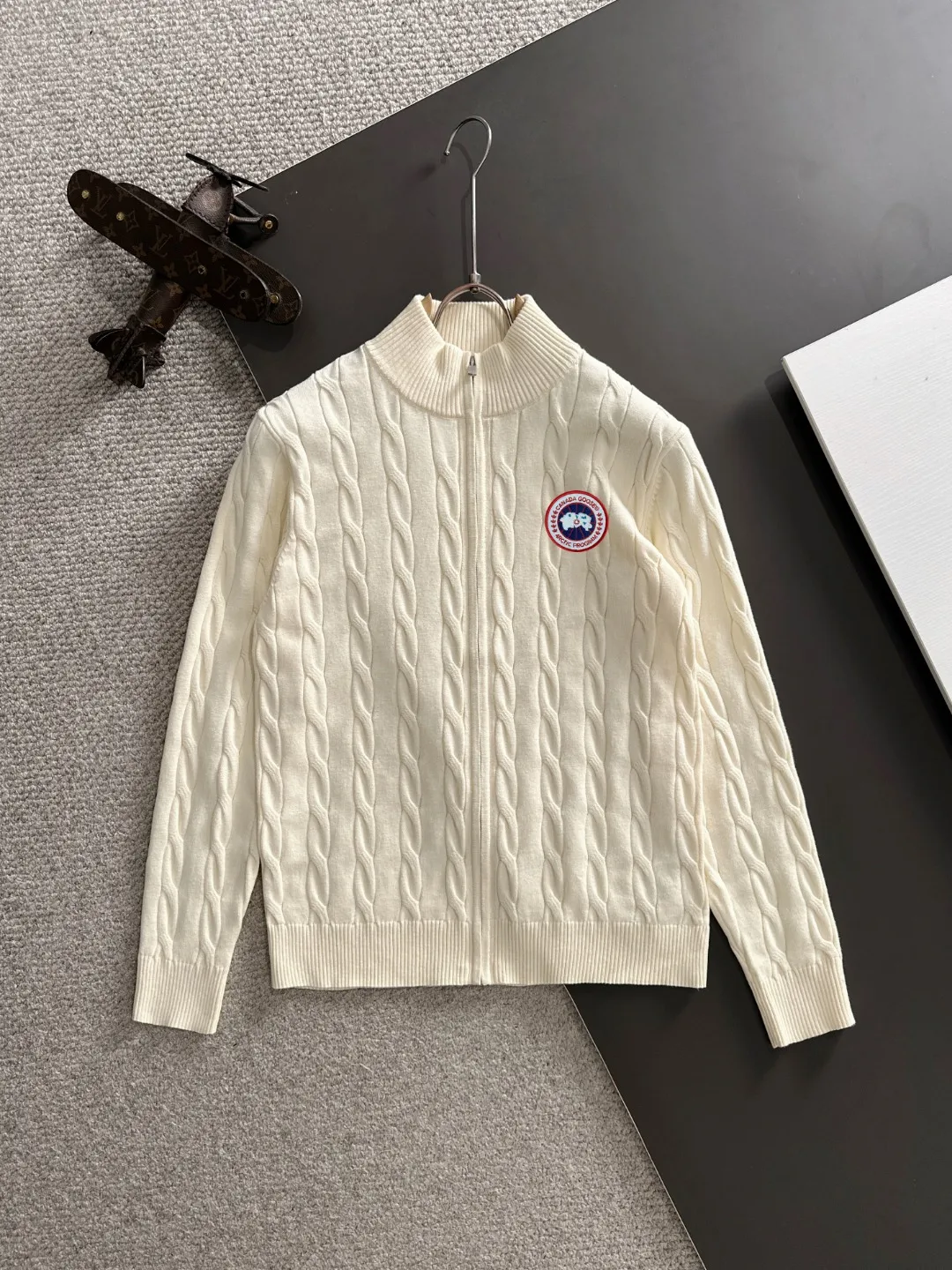 Next day shipping P460 Big Goose 2025 official website latest winter sweater, popular items are on sale at the counter simultaneously! Specially made of wool blended fabric. It feels comfortable and can be directly in contact with the skin. The logo badge is exquisitely embroidered, which is extremely eye-catching! The details highlight the fashionable charm of big brands. Exquisite workmanship. Three-dimensional cutting style. The wearing effect is invincible and handsome! All three standards are complete! Size: M-3XL